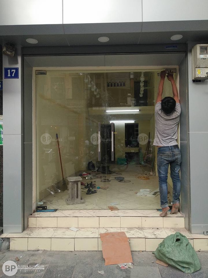 thi công cửa kính thủy lực nhà anh Phương Chung Cư 103 Văn Quán